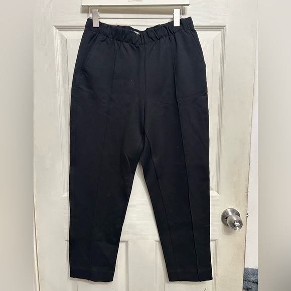Everlane Pants - Everlane Black pull up Pants elastic waist pockets size Medium thick material
